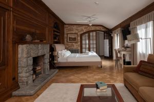 - un salon avec un lit et une cheminée dans l'établissement Angelats Hotel, à Ribes de Freser