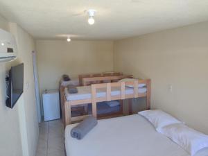 ein kleines Zimmer mit zwei Etagenbetten in der Unterkunft Pousada dos Ventos in Penha