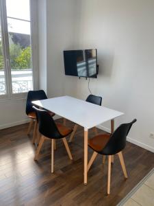 Televízia a/alebo spoločenská miestnosť v ubytovaní Hôtel Particulier