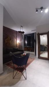 salon z czarną kanapą i lustrem w obiekcie Ellis Apartments w Salonikach