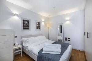 倫敦的住宿－Stylish house with superb space，白色卧室,配有带毛巾的床