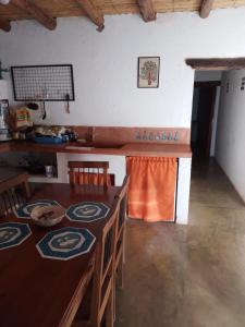 cocina con mesa y sillas en una habitación en Cabaña El Paraíso en Tinogasta