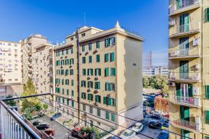 un edificio de apartamentos en una ciudad con edificios en Sweethome Marconi, en Roma