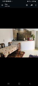1 dormitorio con 1 cama y sillas en una habitación en Shipa's nubian house, en Asuán