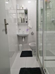 Veludo Apartments Centrum free parking في بانسكا بيستريتسا: حمام مع دش ومرحاض ومغسلة +39 صورة