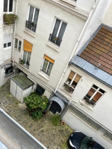 uma vista superior de um edifício com um carro estacionado na frente em Paris roquette em Paris