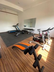 siłownia z kilkoma rowerami treningowymi w pokoju w obiekcie Ocean Breeze Hotel Residencies Luxury Studio Apartment - Negombo w Negombo