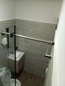 ein kleines Bad mit WC und Waschbecken in der Unterkunft Apartamento Villa Mary-Coveñas in Coveñas