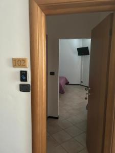 TV a/nebo společenská místnost v ubytování Albergo La Grolla