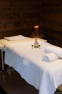 uma mesa com duas camas com uma vela em Laltizoard em Briançon