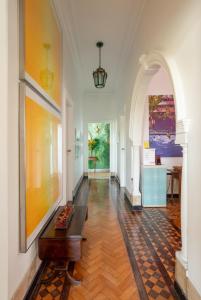 un corridoio con tavolo e arco in un edificio di Guesthouse Bianca a Rio de Janeiro