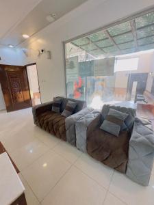 un soggiorno con divano e una grande finestra di Roof chalets Roof chalets a Abha