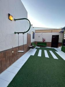 una habitación con alfombra verde y un edificio en Roof chalets Roof chalets en Abha