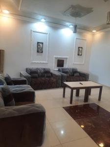 sala de estar con sofá y mesa de centro en Roof chalets Roof chalets en Abha