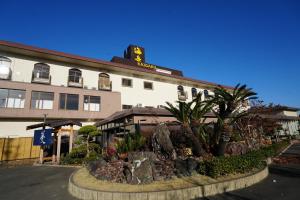 白浜・温泉リゾート海岳 في شيراهاما: مبنى الفندق وامامه حديقة