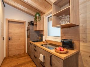 eine Küche mit einer Spüle und einer Schale mit Äpfeln in der Unterkunft Haus Becken in Sankt Jakob in Defereggen