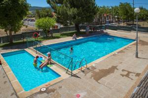 un groupe de personnes dans une piscine dans l'établissement Apartamento Pico Aspe, à Jaca