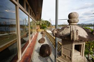 Kaigaku Onsen Resort Shirahama的阳台或露台