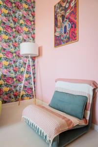 Bett in einem Zimmer mit Wandgemälde in der Unterkunft Mountain view apartment in Almaty