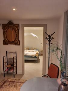 een kamer met een bed, een spiegel en een tafel bij Eesergroen aan zee in Eesergroen