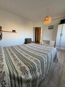 - une chambre avec un lit et une couverture dans l'établissement El Eden2, à Playa Dorada