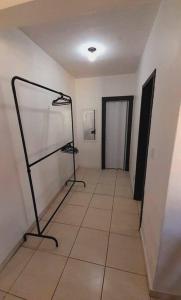 um quarto vazio com piso em azulejo e um quarto com uma porta em Casa térrea no centro próximo a praia! no Balneário Camboriú