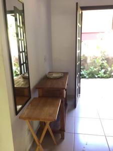 łazienka z drewnianym stołem i lustrem w obiekcie Suite 1 a 80 metros do mar de Itamambuca, Ubatuba w mieście Ubatuba