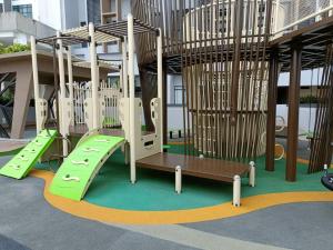um parque infantil com escorrega num edifício em Cozy Sky Trees Bukit Indah with Smart TV l Pool B8 em Johor Bahru