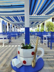 Restaurace v ubytování Al-Ashkhara Beach Resort منتجع شاطئ الأشخرة