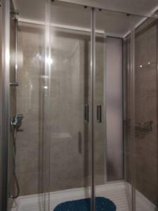 Et badeværelse på Departamento con vista al mar