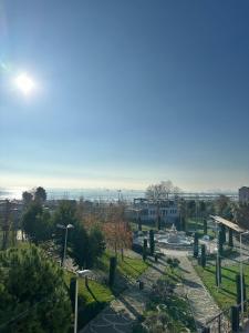 - une vue sur un parc avec l'océan en arrière-plan dans l'établissement Sareban Hotel Istanbul, à Istanbul