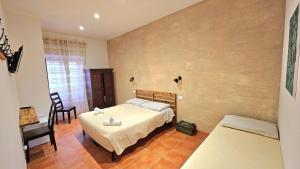 1 dormitorio con 1 cama, 1 mesa y 1 silla en Aba Maya Alghero en Alguer