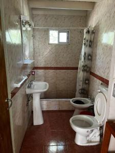 uma casa de banho com um WC e um lavatório em Complejo La Rosa Molinari Cosquin em Córdova