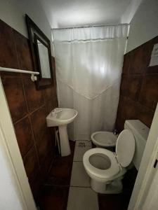 Baño pequeño con aseo y lavamanos en Complejo La Rosa Molinari Cosquin en Córdoba