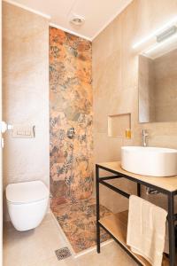 un baño con inodoro y lavabo en Olympian Goddess Demetra, en Heraclión