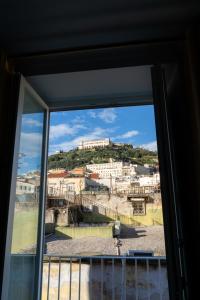 una finestra con vista sulla città di Domus Sibyllina, Palazzo Cavalcanti a Napoli