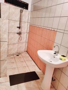 a bathroom with a sink and a shower at Studio Rava 1 Room Fare Tepua Lodge in Uturoa