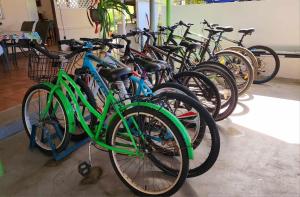 un grupo de bicicletas estacionadas en fila en Studio Rava 1 Room Fare Tepua Lodge, en Uturoa