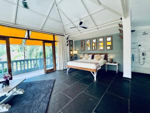 1 dormitorio con 1 cama en una habitación con balcón en Casa Da Praia, en Candolim