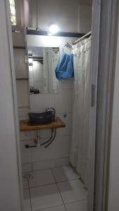 サンフアンにあるEl Cordobésのバスルーム(シンク、鏡、シャワー付)