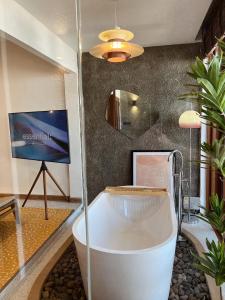 TV a/nebo společenská místnost v ubytování Rimtalay Resort Koh Larn + 37 fotografií