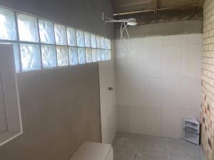 a bathroom with a toilet and a window at Cabana de Campo, Praia e Piscina em Torres, Não fornecemos lençóis, No proporcionamos sábanas in Torres