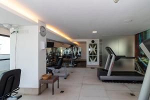 a gym with treadmills and exercise equipment in a room at Apartamento em hotel 5 Estrelas Brasília - GMB0414 in Brasilia