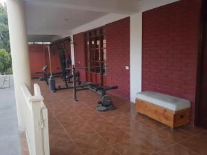 una habitación con un gimnasio con una pared de ladrillo en Hotel La Casona en Arica