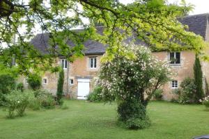 ein Backsteinhaus mit einer weißen Tür im Hof in der Unterkunft Maison au cœur du Perche in Val-au-Perche + 15 Fotos