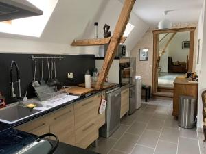 eine Küche mit Spüle und Arbeitsplatte in der Unterkunft Maison au cœur du Perche in Val-au-Perche