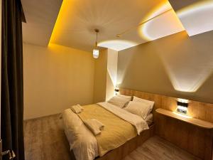 Un pequeño dormitorio con una cama con techos amarillos en SAYA LIFE KONAKLAMA en Mersin