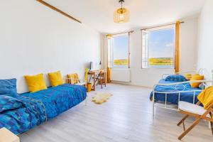 un salon avec un canapé bleu et une table dans l'établissement Maison de ville en bord de Seine à La Bouille, à La Bouille