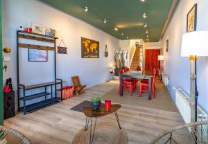 un salon avec une table et des chaises dans l'établissement Maison de ville en bord de Seine à La Bouille, à La Bouille