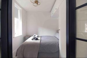 una camera con un letto in una piccola stanza di Entire Luxury apartment in Greater London a Londra